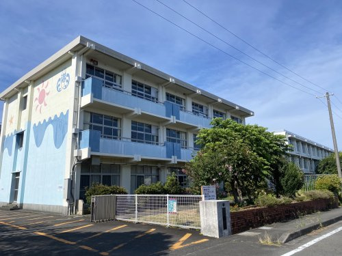 【小学校】焼津市立港小学校まで860ｍ