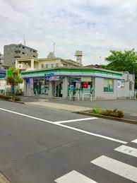 【コンビニエンスストア】ファミリーマート　足立東和店まで10ｍ