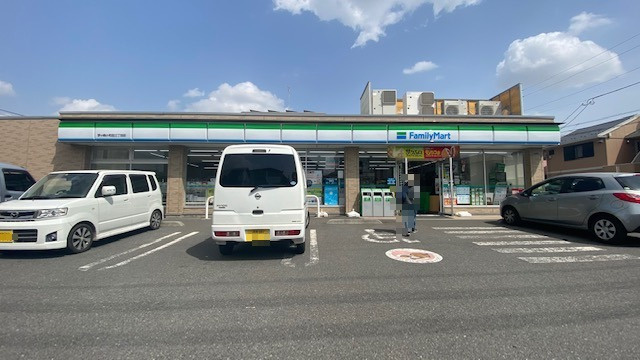 【コンビニエンスストア】ファミリーマート　茅ヶ崎小和田三丁目店まで832ｍ