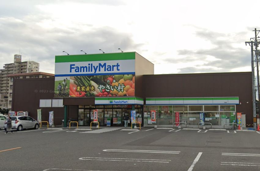 【コンビニエンスストア】ファミリーマート　内海店まで372ｍ