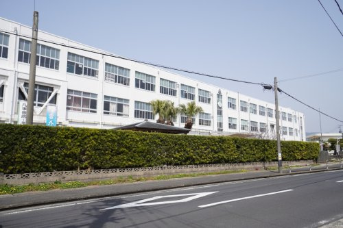 【中学校】佐世保市立相浦中学校まで1700ｍ