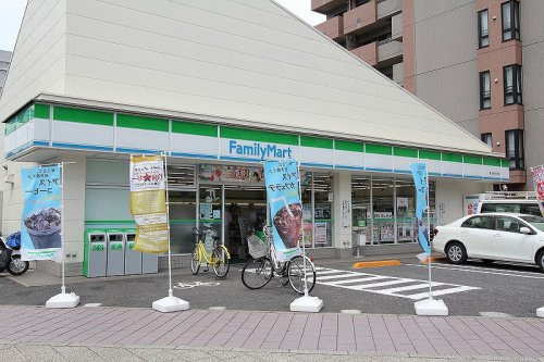 【コンビニエンスストア】ファミリーマート東久留米本町店まで450ｍ
