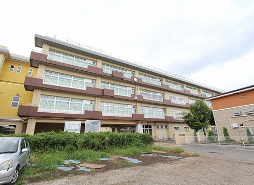 【小学校】新座市立新堀小学校まで670ｍ