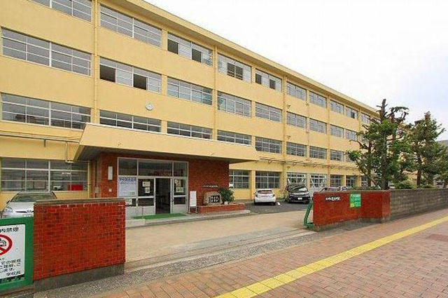 【中学校】北九州市立足立中学校まで420ｍ