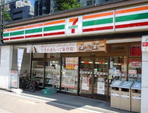 【コンビニエンスストア】セブン-イレブン四谷3丁目店まで675ｍ
