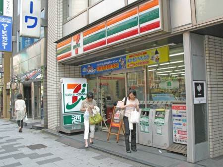 新宿区富久町のアパートの周辺