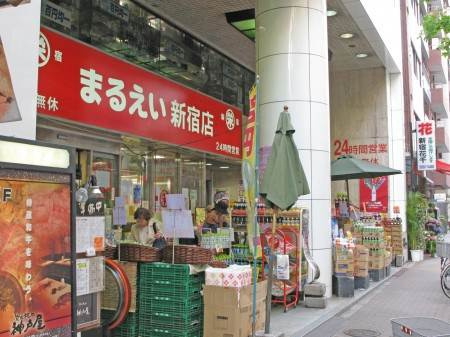 新宿区富久町のアパートの周辺