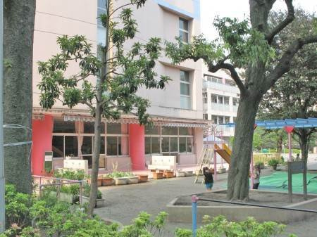 新宿区富久町のアパートの周辺