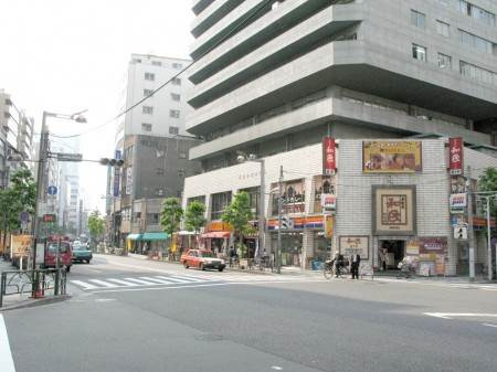 新宿区富久町のアパートの周辺