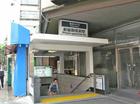 新宿区富久町のアパートの周辺