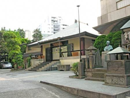 新宿区富久町のアパートの周辺