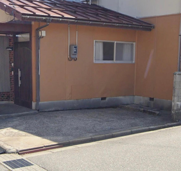 【魚津市吉島戸建の駐車場】