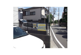 ファミーユドミ駐車場の外観