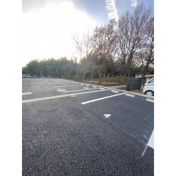 【アムール　イソベの駐車場】