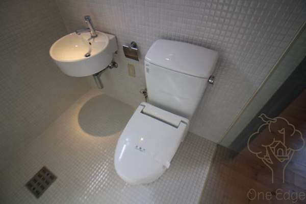 Azuma Apartmentのトイレ