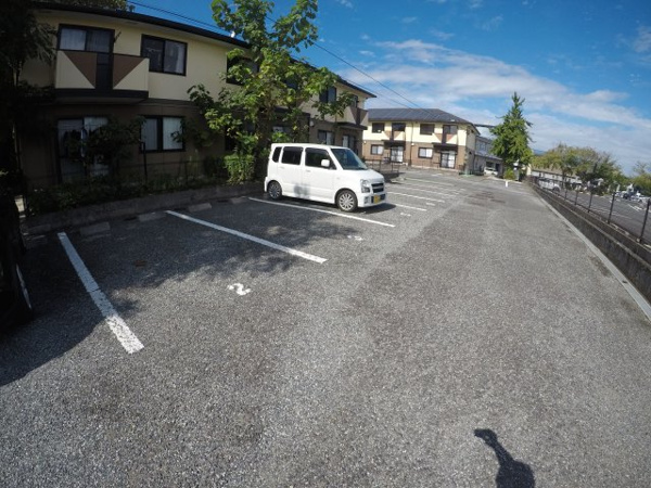 【セジュールクシノの駐車場】
