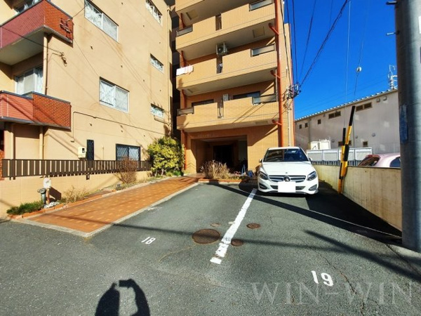 ソサエティ服部の駐車場