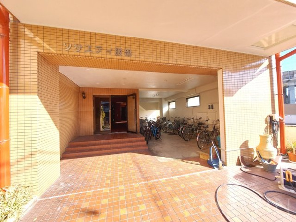 ソサエティ服部のエントランス