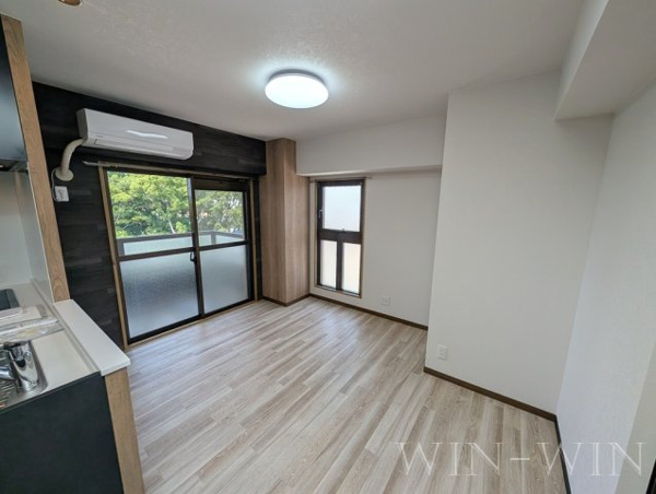 ソサエティ服部の居間