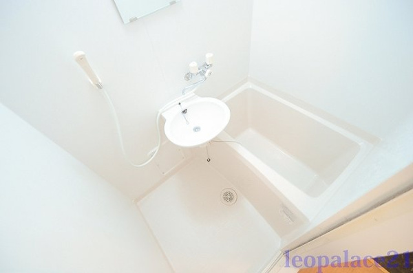 レオパレス森ノ宮中央の浴室