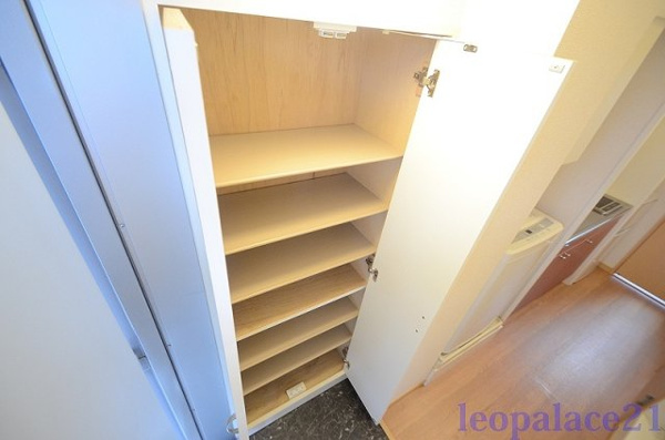 レオパレス森ノ宮中央の玄関