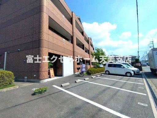 【カステルヴェッチオの駐車場】
