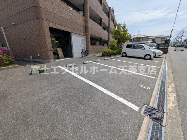【カステルヴェッチオの駐車場】