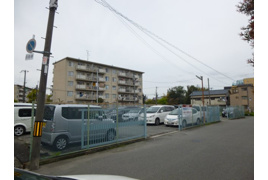 労務協会モータープールの外観