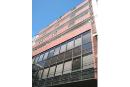 工新ビルの外観