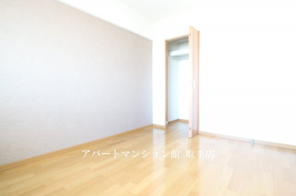 【メゾン・ボヌールの洋室】