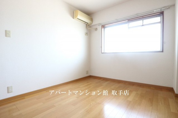 【メゾン・ボヌールの洋室】