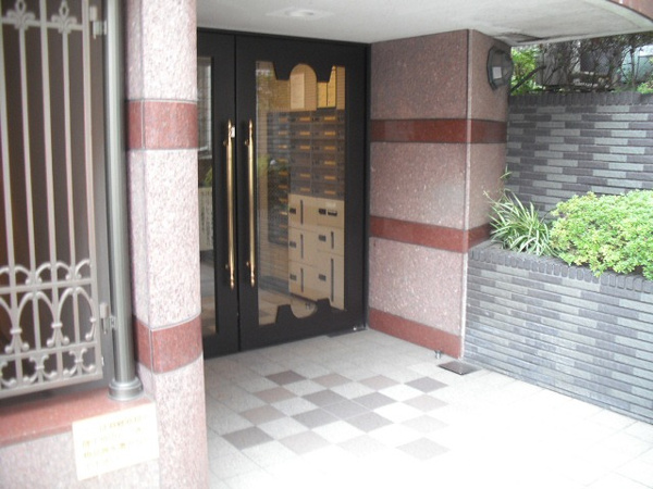 野毛山ポートヒルガーデンのエントランス