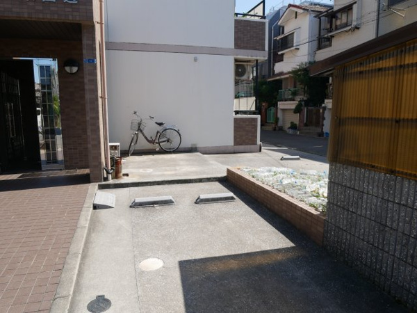 ディアコート東田辺の駐車場