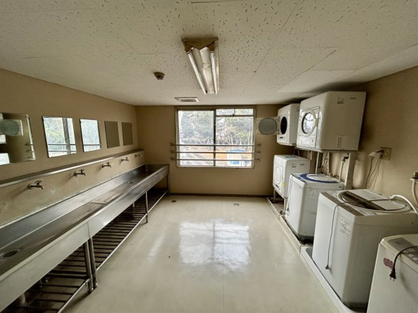 【ジョイタウンはるひ　一棟貸寮の独立洗面台】