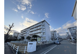 ひよどり台7団地32号棟の外観