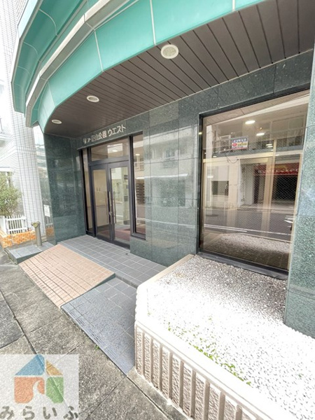 【サン・東山公園ウエストのエントランス】