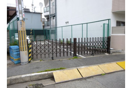熊坂モータープールの外観