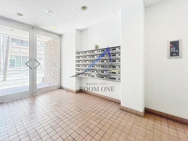 プラスパ鶴見のエントランス