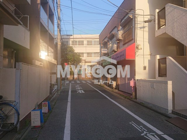 クリスタルコートの周辺