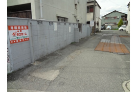丸一堂駐車場の外観