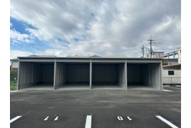 十川シャッター付きガレージの外観