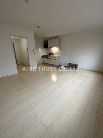 ハイマウントビルの居間