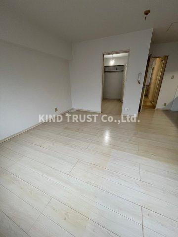 ハイマウントビルの居間