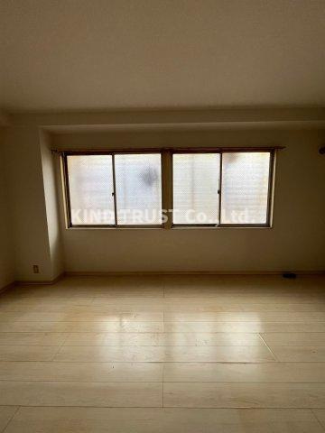 ハイマウントビルの居間