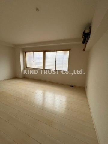 ハイマウントビルの居間