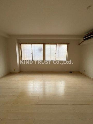 ハイマウントビルの居間