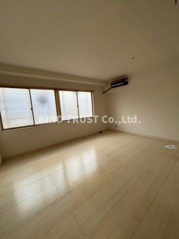 ハイマウントビルの居間