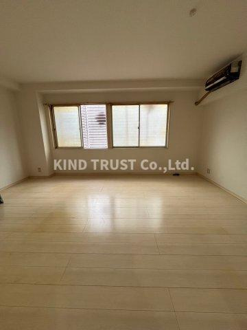 ハイマウントビルの居間