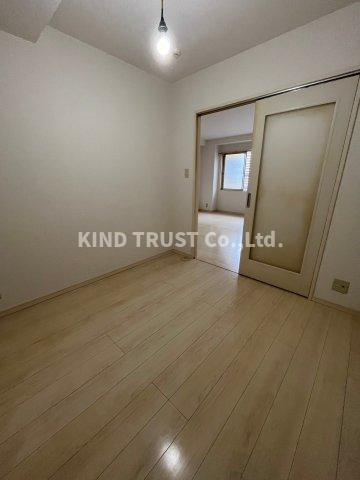 ハイマウントビルの居間