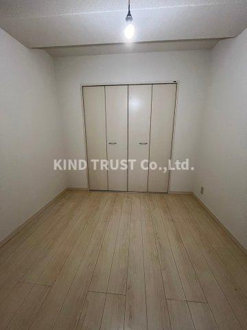 ハイマウントビルの居間